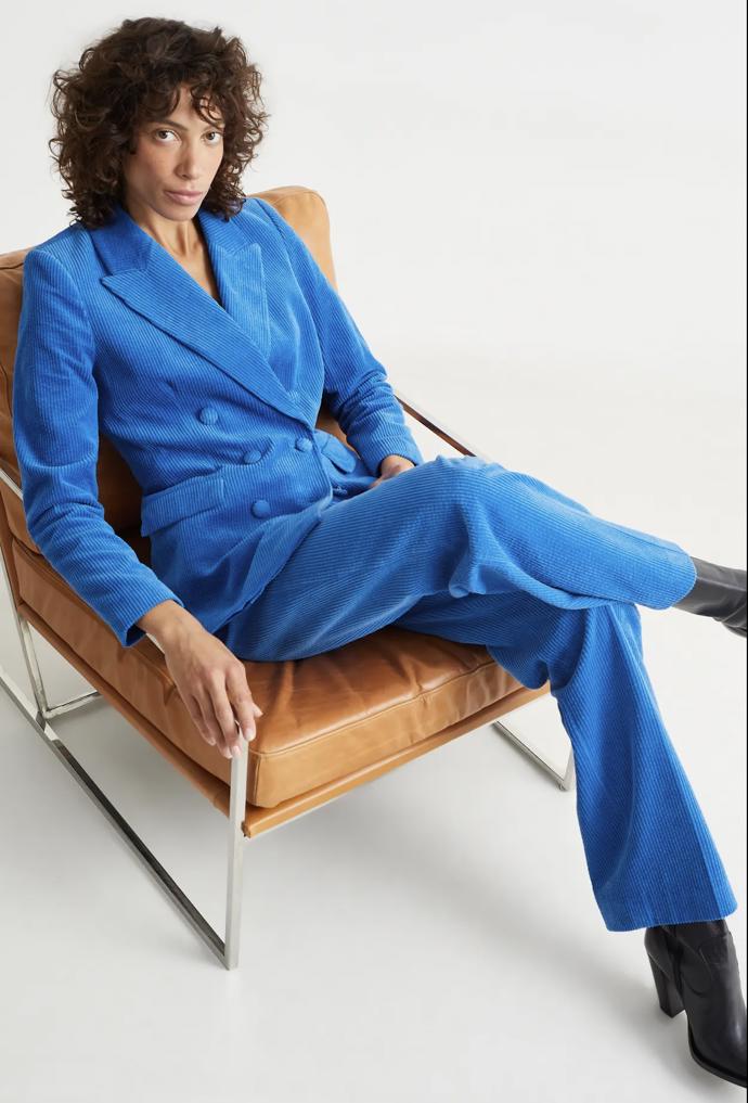 Méně formální look kalhotového kostýmu? Zkuste manšestrovou variantu. (C&A)