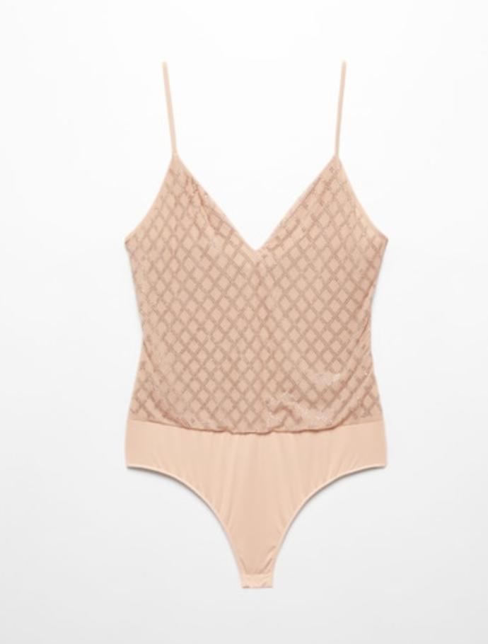 Body v nude odstínu se štrasovými prvky využijte k elegantním kombinacím nebo v party looku. (Mango, 1 299 Kč)