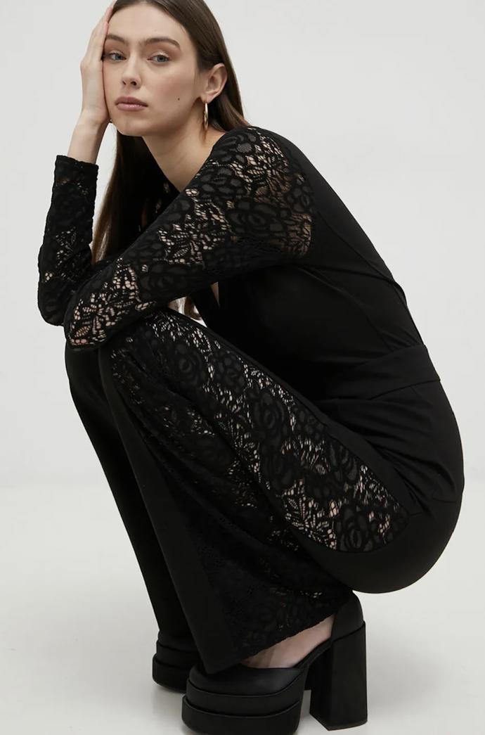 Krajkový overal se zvonovými  nohavicemi, Guess,  5 999 Kč.