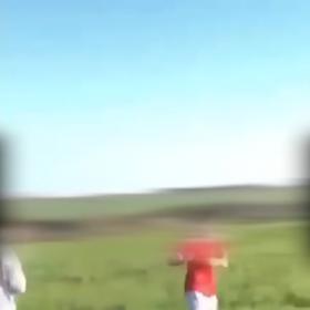 Zbabělý útok skupiny výrostků na bezbranného školáka.