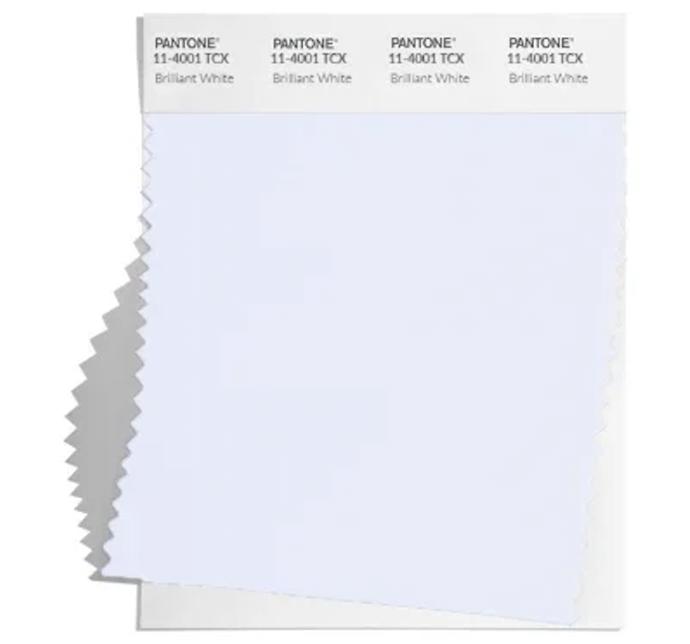Neutrální škále vévodí bílá, odstín ANTONE® 11-4001 TCX Brilliant White.