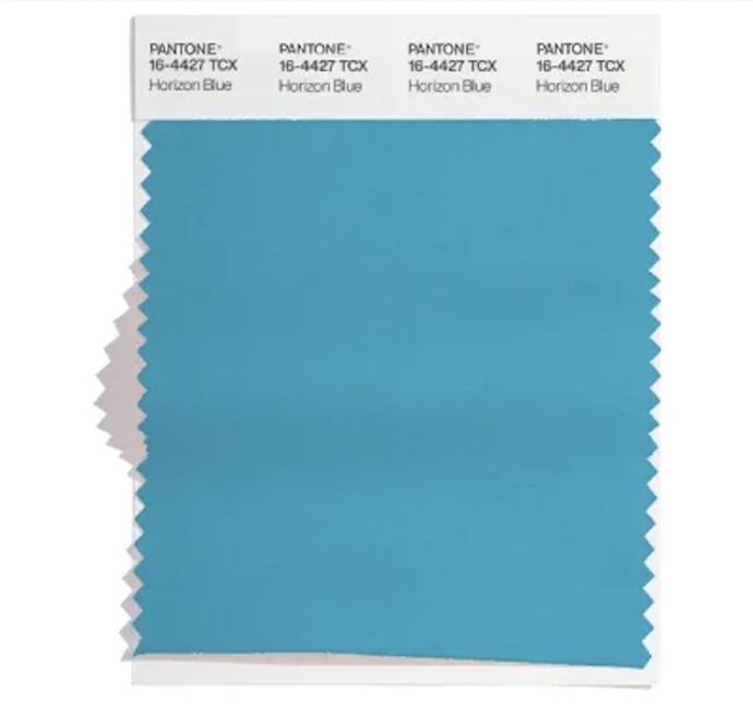 Odstín PANTONE® 16-4427 TCX Horizon Blue.

