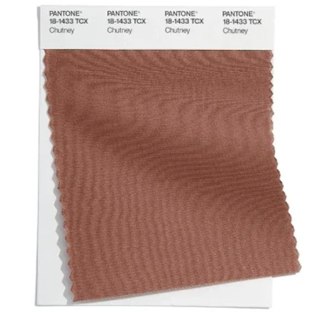 Odstín PANTONE® 18-1433 TCX Chutney.