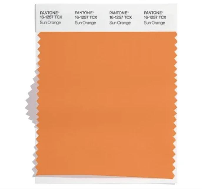 Odstín PANTONE® 16-1257 TCX Sun Orange.
