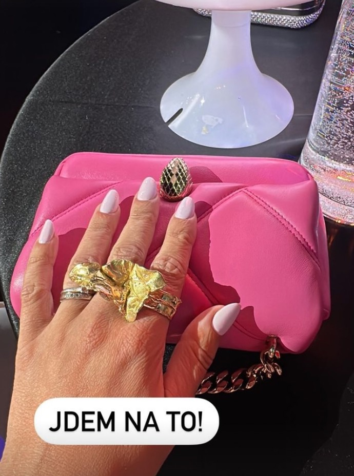 Detail doplňků Ewa sdílela s fanoušky na svém IG profilu.
