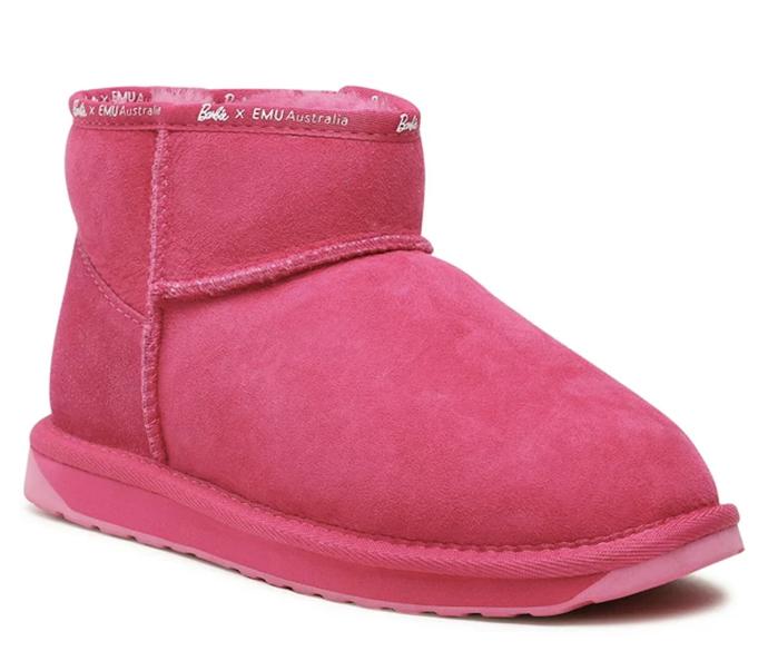 Nebo se pastelovým barvám může podvolit celá kontroverzní bota. Emu Barbie Edition, 3 199 Kč)