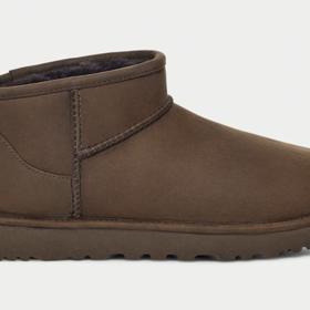 Letošní nejtrendovější výška válenek. Značka, která je jejich průkopnicí, ji nazývá výstižně - přídomkem Ultra Mini. (UGG, 4 550 Kč)