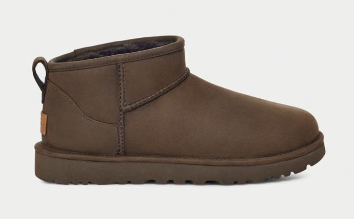 Letošní nejtrendovější výška válenek. Značka, která je jejich průkopnicí, ji nazývá výstižně - přídomkem Ultra Mini. (UGG, 4 550 Kč)