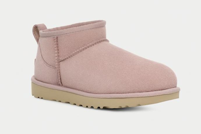 Klasický model značky UGG v provedení Ultra Mini zdobí mnoho barevných odstínů, ve kterých si je můžete pořídit. (UGG, 4 300 Kč)