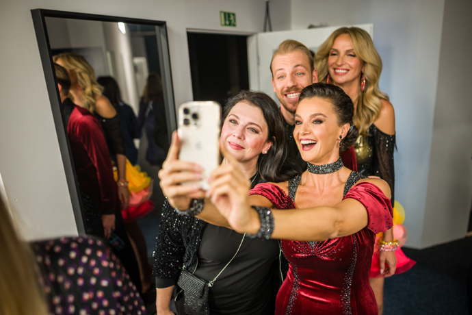 Ivana Chýlková v zákulisí StarDance na veselém selfie s Ivou Kubelkovou.
