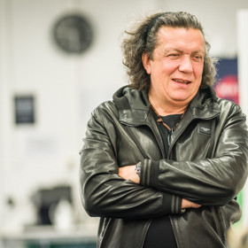 Diváky baví Richard Genzer především svým ostrým humorem.