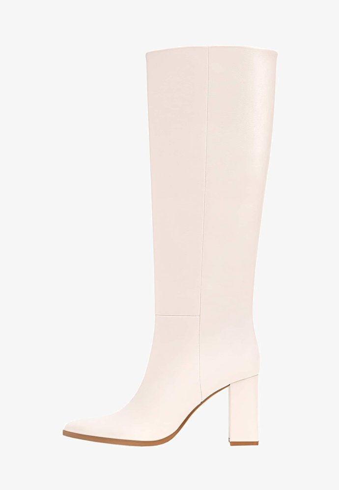 Bílé kozačky patří k módním výstřelkům tohoto podzimu. (Stradivarius, 1 399 Kč)