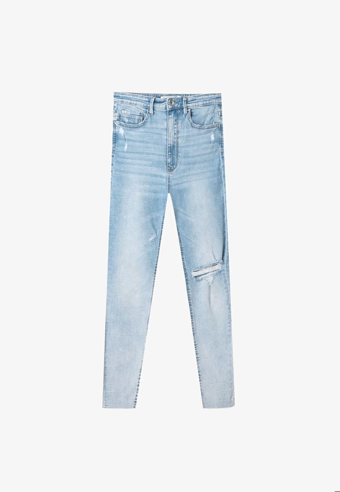 Drobnějším ženám sluší střih skinny skvěle. Sepraný vzhled i díra stále patří k oblíbeným detailům džínových kalhot. (Stradivarius, 549 Kč)