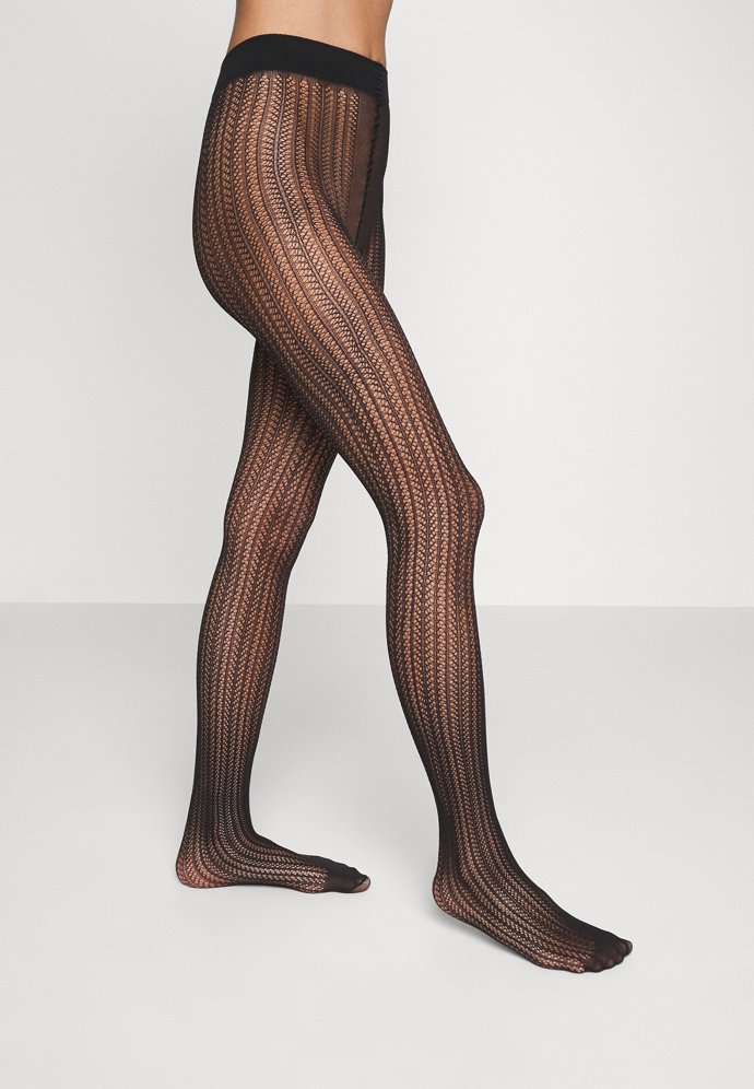 Bát se nemusíte ani výraznějších vzorů nebo perforovaných modelů. (Swedish Stockings, 740 Kč)