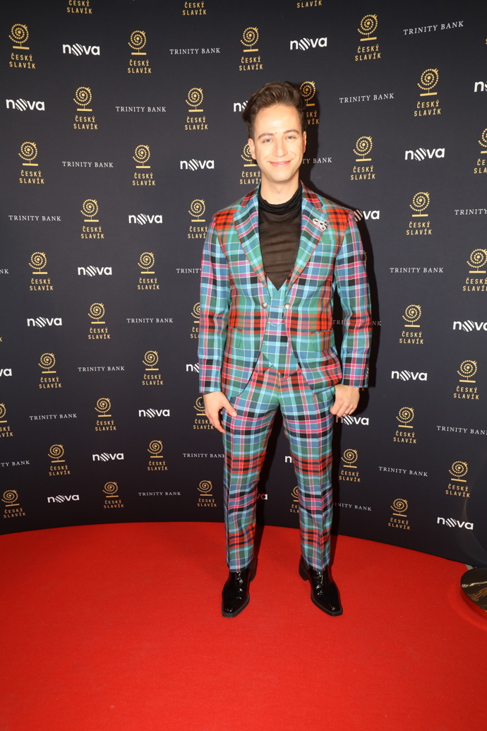 Milan Peroutka oblékl barevný károvaný oblek.