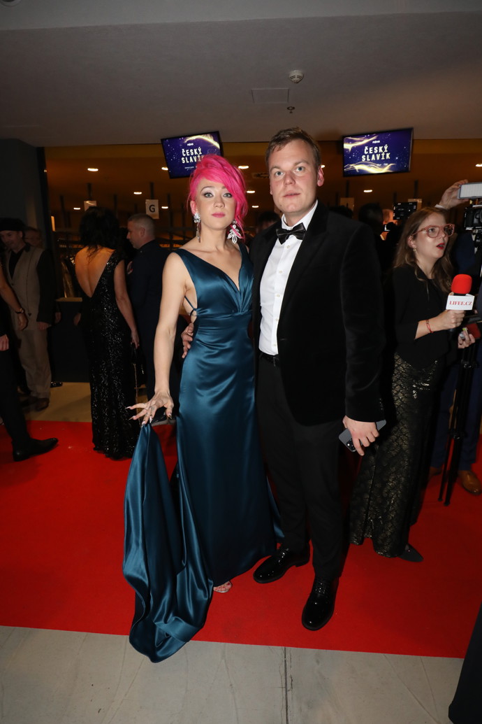 Zpěvačka Tereza Mašková v petrolejové róbě ze svatebního salónu Hannellen dress.