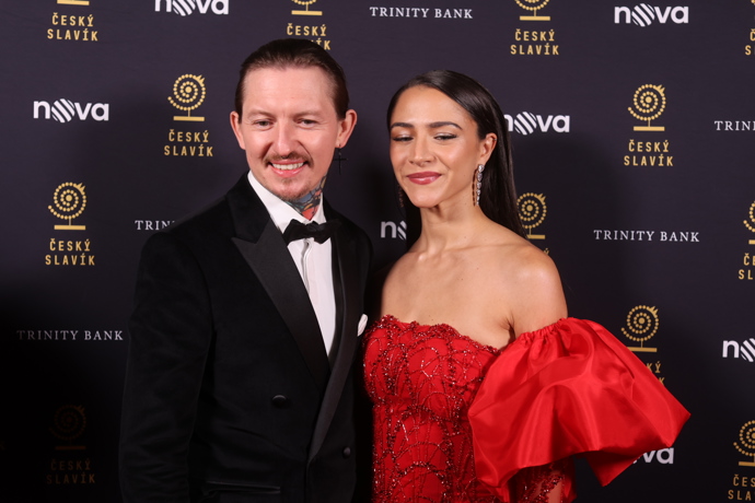 Zpěvačka Eva Burešová oblékla rudou róbu od návrhářky Zuzany Lešák Černé.