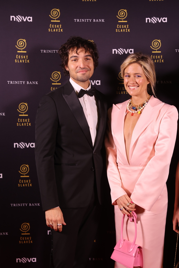 Emmu Smetanu doprovodil partner Jordan Haj.
