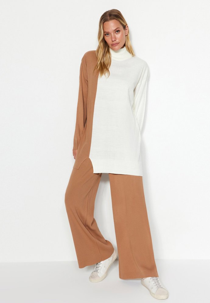 Dvoudílný set, Trendyol, 1 389 Kč