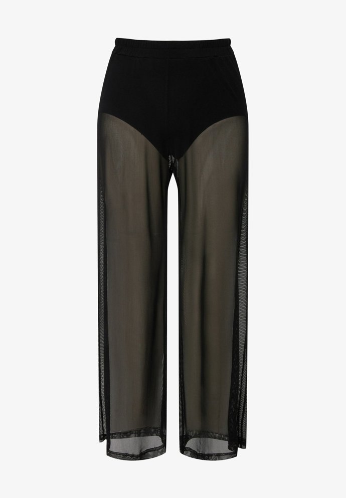 Průsvitné kalhoty pořídíte i v plus size velikostech. (Ulla Popken, 1 799 Kč)