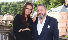 Ornella dorazila na Mezinárodní filmový festival v Karlových Varech společně s manželem.