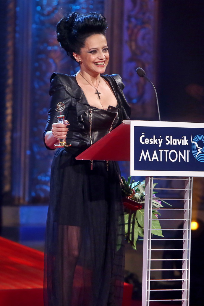 Lucie Bílá v roce 2014 během přebírání svého Slavíka. 