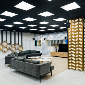 Celý dům je bez oken a je obklopený velmi agresivními světly.