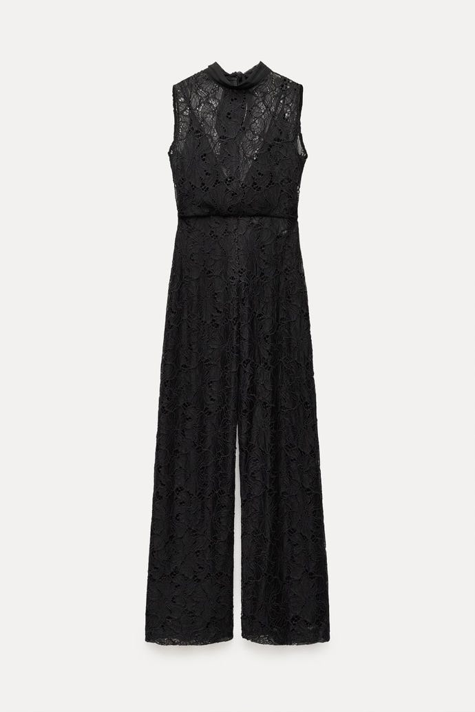 Krajkový overal, Zara, 1 599 Kč.