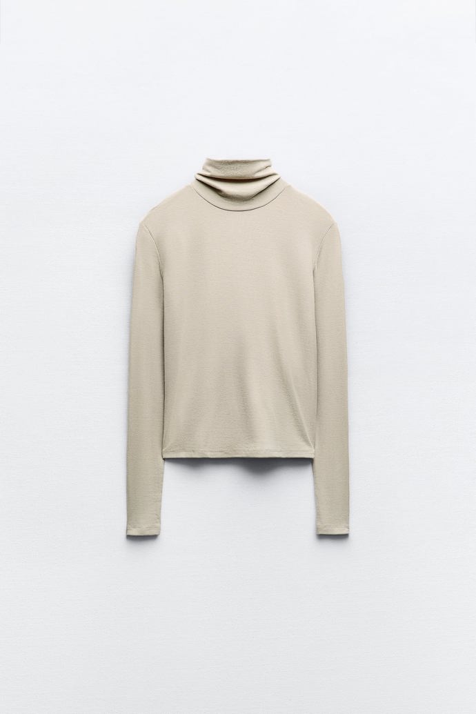 Klasický rolákový top z jemného úpletu. (Zara, 269 Kč)