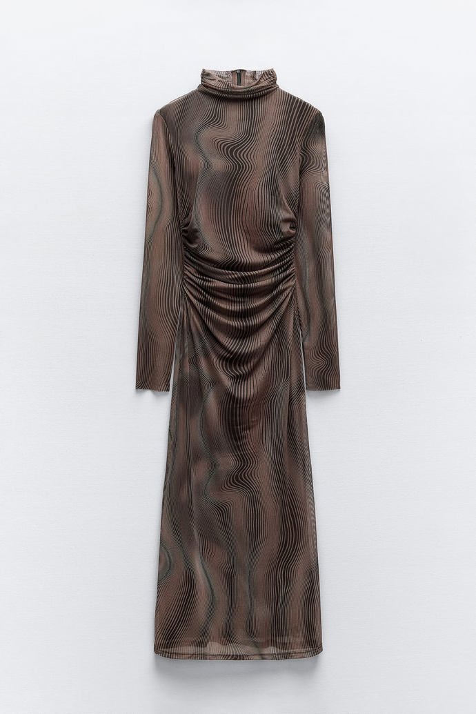 Průsvitným materiálům sluší i jednoduché vzory. (Zara, 999 Kč)