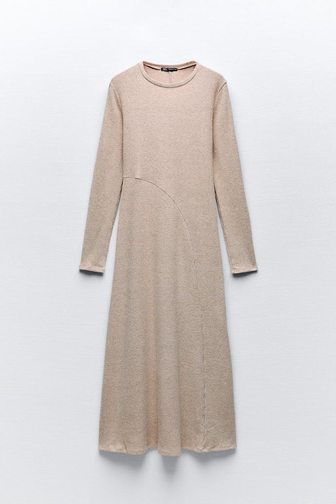 Podobné dlouhé šaty na podzim jistě upotřebíte i vy. Zkuste například ty z nabídky módního řetězce Zara. (599 Kč)