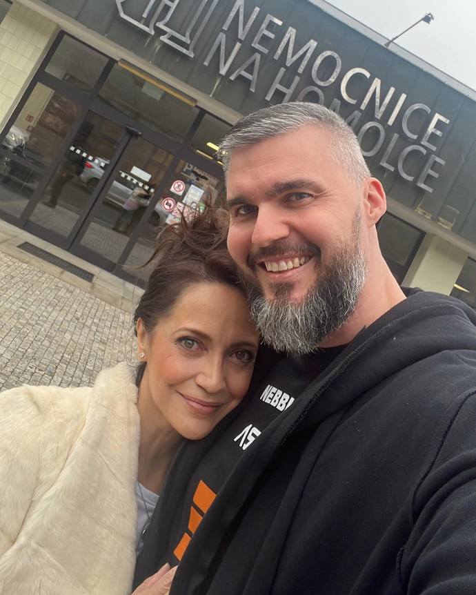 V únoru také Lucie doprovázela svého partnera Radka do nemocnice. Oblékla bílý kožíšek a jednoduché bílé tričko.