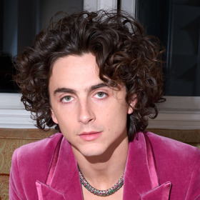 Timothée Chalamet doplnil fuchsiový komplet unikátním šperkem, na jehož výrobě se sám podílel. Náhrdelník z luxusního klenotnictví Cartier měl připomínat ústřední motiv nového snímku Wonka, cukrovinku. „Šperky Cartier jsou dlouhá léta mým oblíbeným doplňkem pro zvláštní příležitosti. Mladý Wonka je plný barev, ambiciózní a geniální a tento náhrdelník je poctou této postavě i její vynalézavosti,“ řekl ke spolupráci s Cartier Timothée Chalamet.