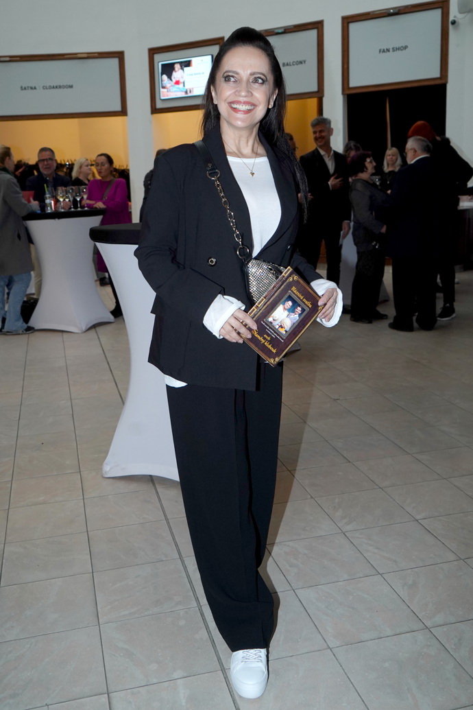 Outfit Lucie Bílé na dubnové premiéře Slaměného klobouku.