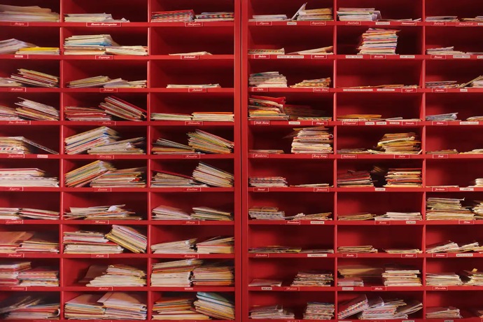 A že Santovi píše hodně dětí i dospělých z celého světa.