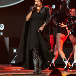 Pelerínové prvky Jitce Čvančarové sednou. Stejně lichotivá je i zvolená délka šatů, která nechala vyniknout důležitý detail outfitu toho večera - boty!