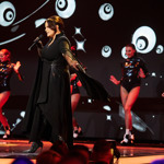 Stejně okouzlena je střihem i Jitka Čvančarová. Model, ve kterém vzdala hold Yvonne Přenosilové na letošních Slavících to jen potvrzuje a navíc herečce a zpěvačce neskutečně sedl. Doplnila jej opulentními a extravagantními kozačkami obsypanými třpytivými aplikacemi a také nepřehlédnutelnými průhlednými rukavičkami.