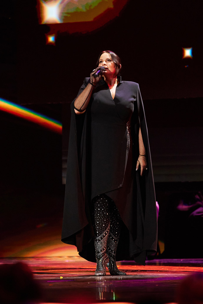 Asymetrická délka a rukávy propojené v impozantní pelerínu. Jitka Čvančarová na pódiu zazářila nejen svým hlasovým projevem.