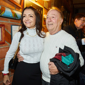 Také její manžel Petr Janda oblékl na vánoční večírek Divadla Broadway bílý svetřík.