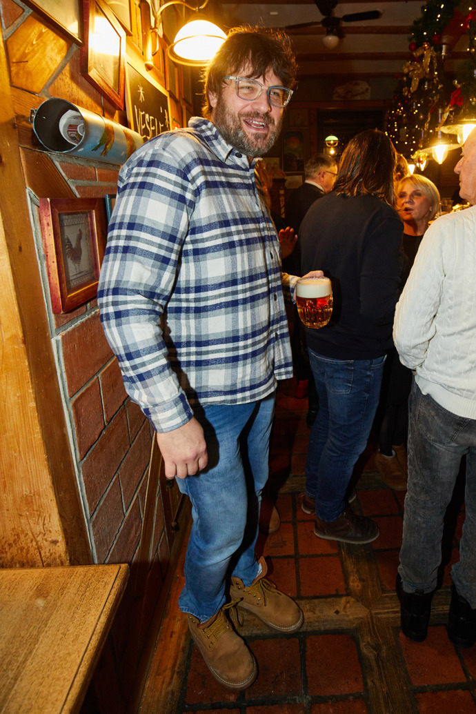 Syn Karla Svobody, Petr, přišel na večírek neoholený a v kostkované košili s dlouhým rukávem.