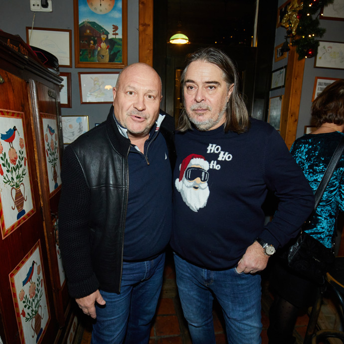 Michal David obléká přes tričko jen černou koženou bundu s vysokým límcem.