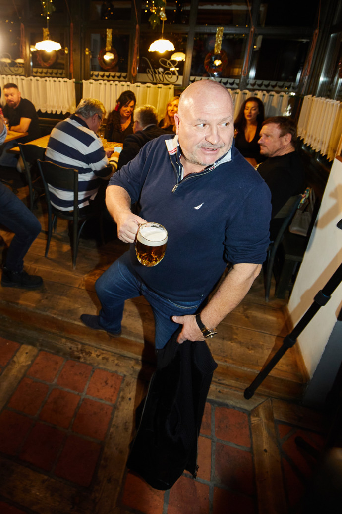 Michal David rád nosí svoji klasiku - tmavě modrou polo košili s límečkem a džíny.