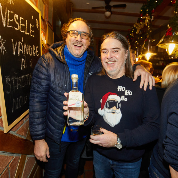 Marian Vojtko s Oldřichem Lichtenbergem, producentem Divadla Broadway. Ten oblékl tmavě modrý svetr se santovským motivem.