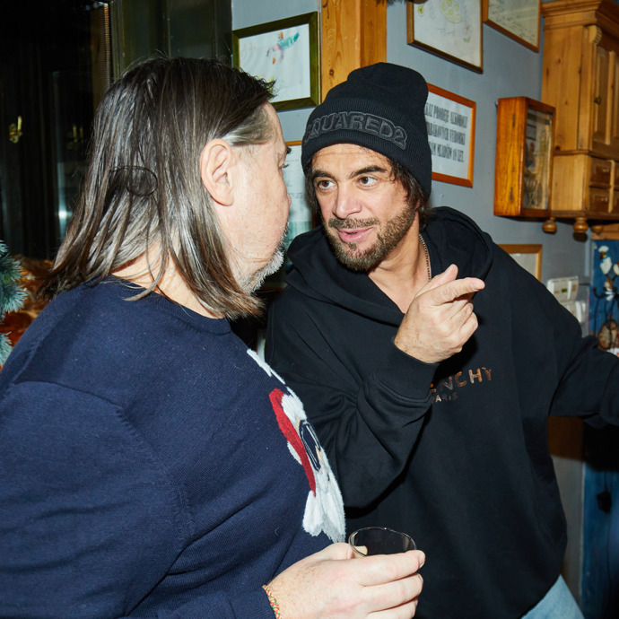 Sagvan Tofi přišel v černé mikině značky Givenchy a v černé zimní čepici.