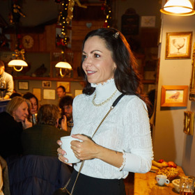 Alice Jandová ozdobila bílý svetřík perlovým náhrdelníkem Chanel.