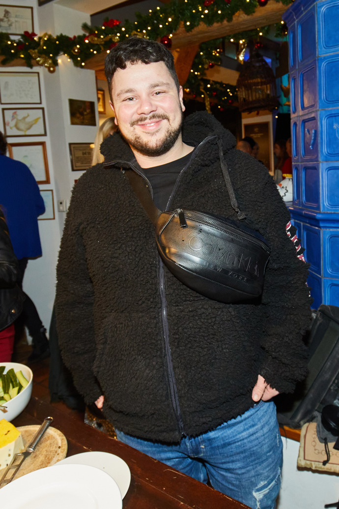 Muzikálový zpěvák Martin Schreiner nás zaujal černou ledvinkou Calvin Klein, kterou nosí trendy přes tělo a ne v pase. 