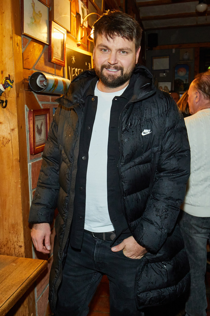 Také zpěvák Josef Vágner je fanouškem péřových bund. Pod ně obléká jednoduchá trička nebo mikiny bez potisku.