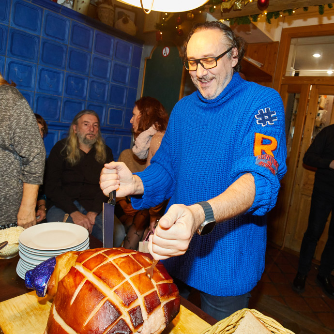 Marian Vojtko překvapil výběrem výrazně modrého svetru s rolákem a s barevnými nášivkami.