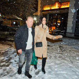 Alice Jandová béžový kabátek doplnila černými semišovými kozačkami. 