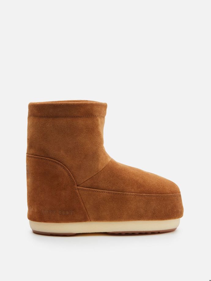 Novátorský look nesou i celosemišové kotníčkovky bez ikonického šněrování. (Moon Boot, 5 375 Kč)